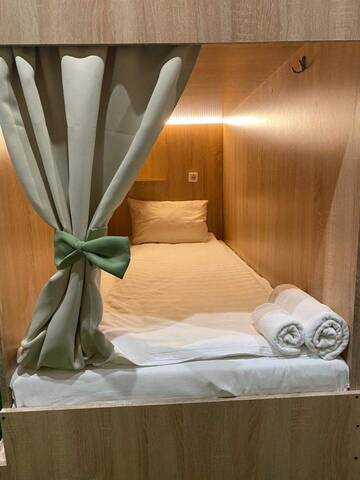 Капсула в общем номере для мужчин в Отеле Кирин